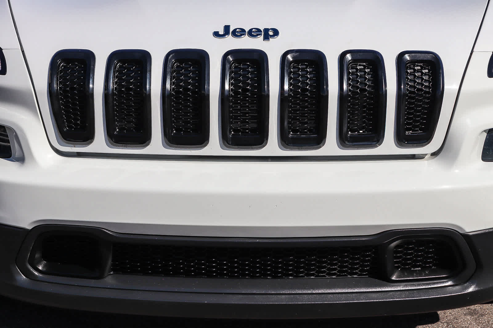 Used 2018 Jeep Cherokee Latitude FWD image 9