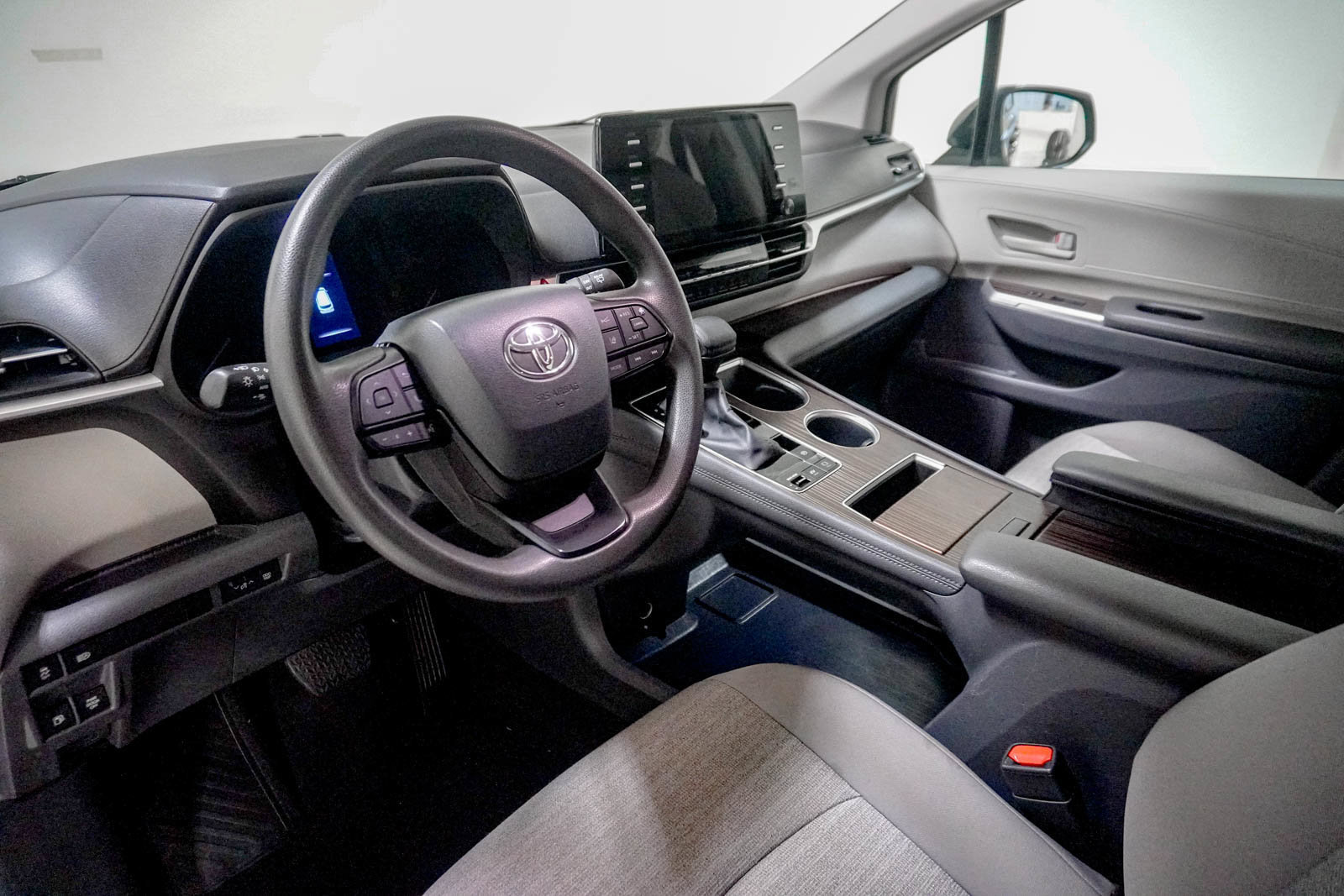 Used 2024 Toyota Sienna LE FWD image 21