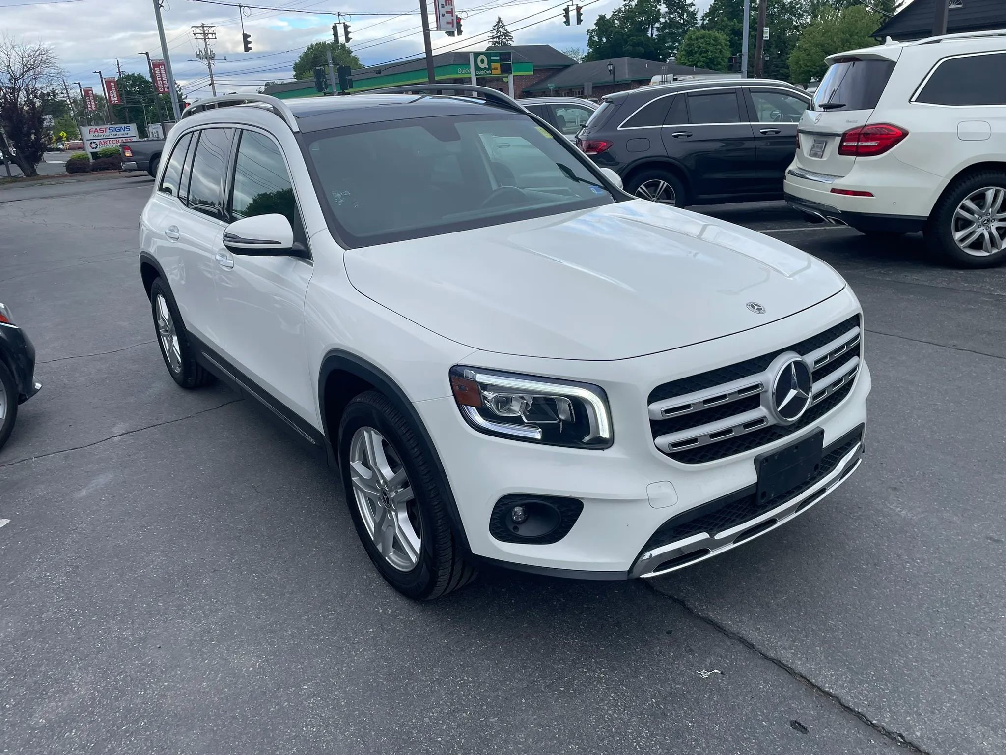 Used 2021 Mercedes-Benz GLB 250 4MATIC w/ Premium Package image 2