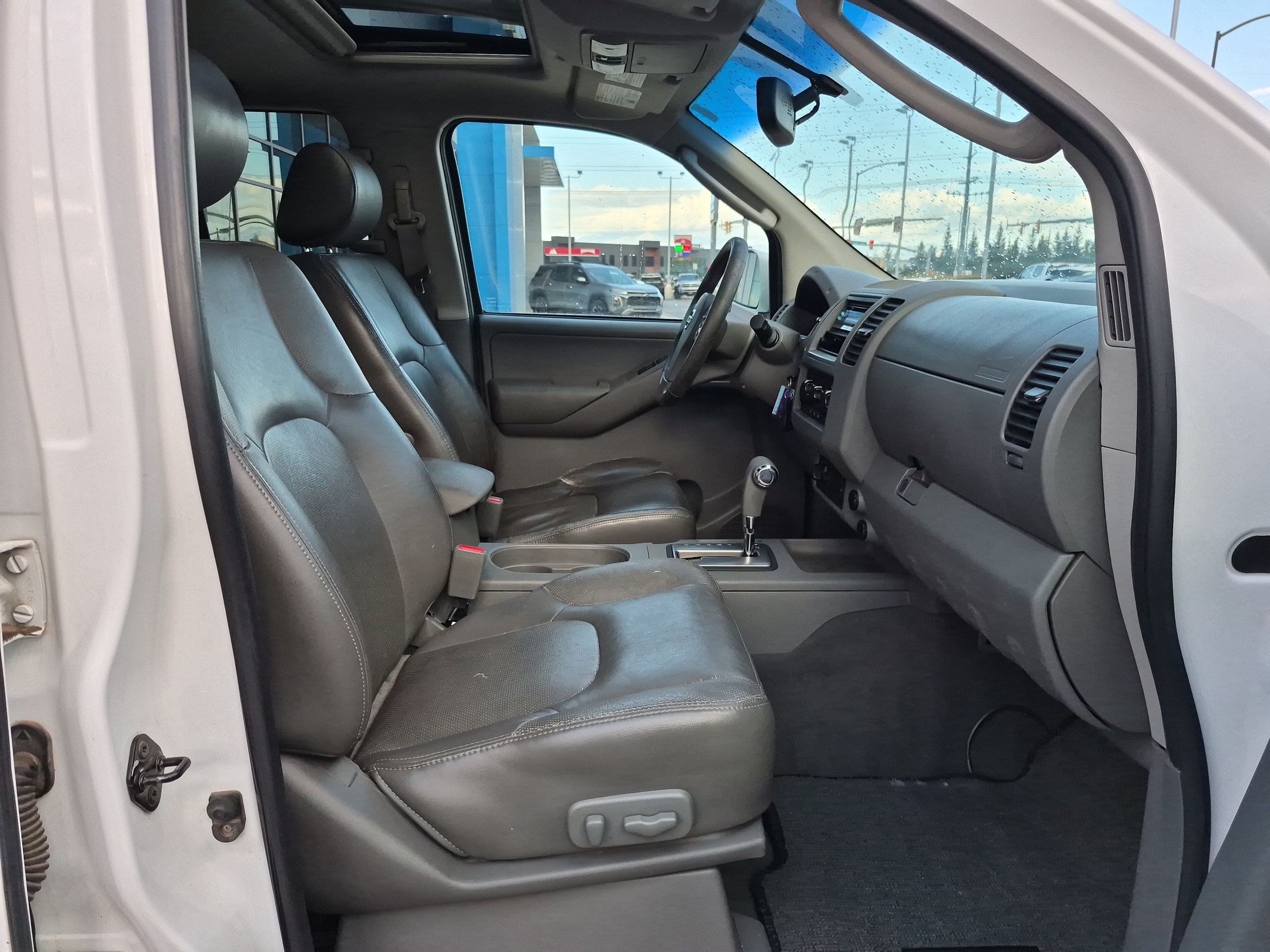 Used 2007 Nissan Frontier LE w/ Leather Pkg AWD/4WD image 29