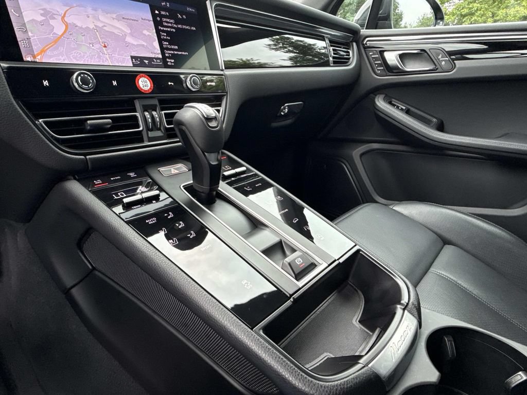 Used 2025 Porsche Macan AWD/4WD image 7