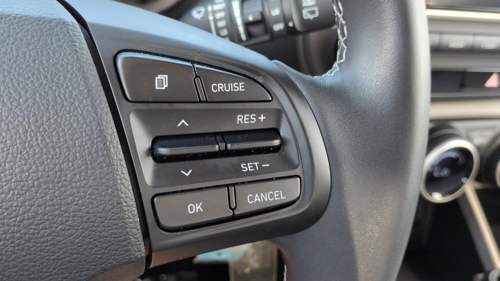 Certified 2021 Hyundai Venue SEL FWD image 18