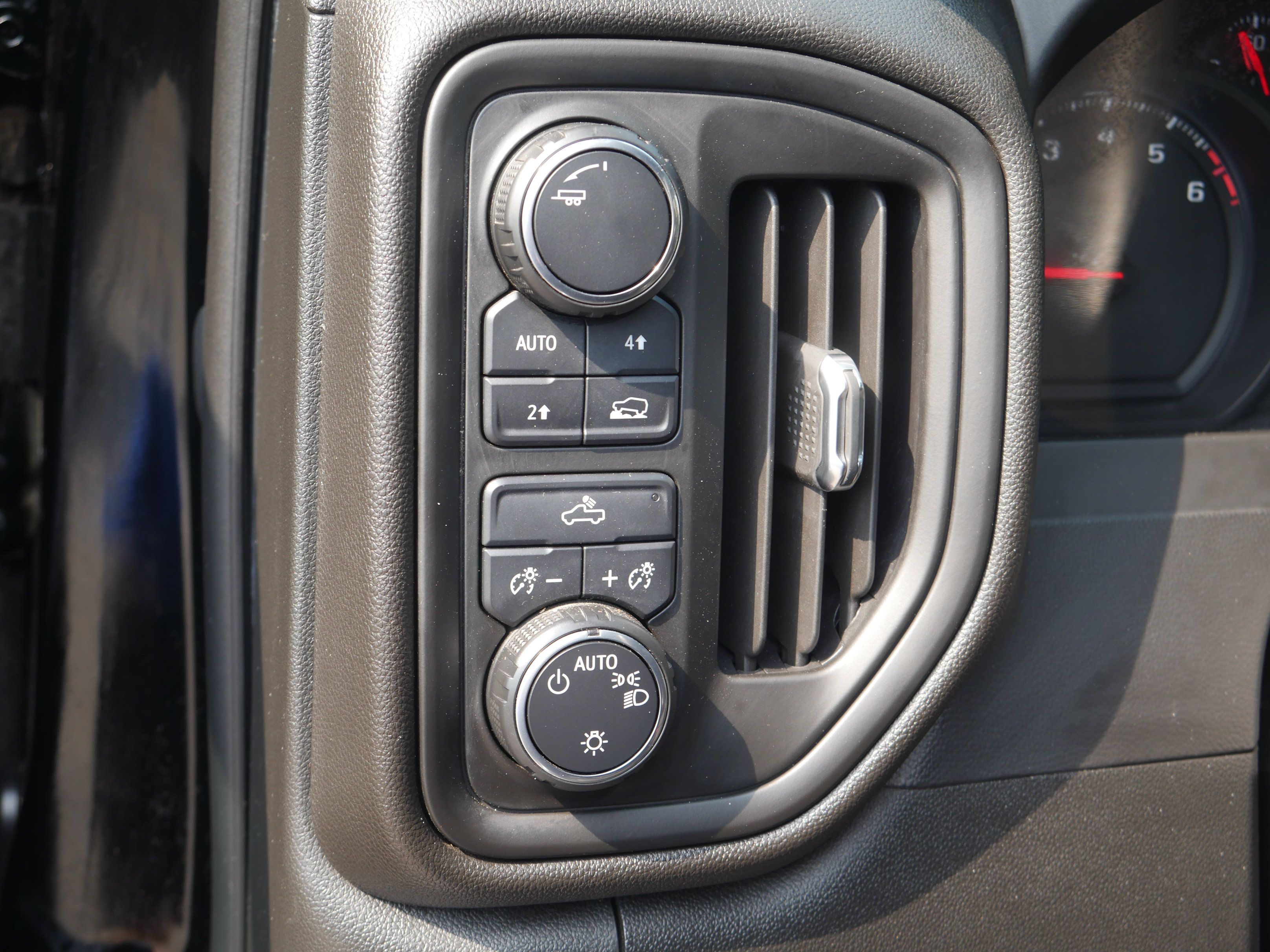 Used 2020 Chevrolet Silverado 1500 Custom w/ Custom Convenience Package AWD/4WD image 5