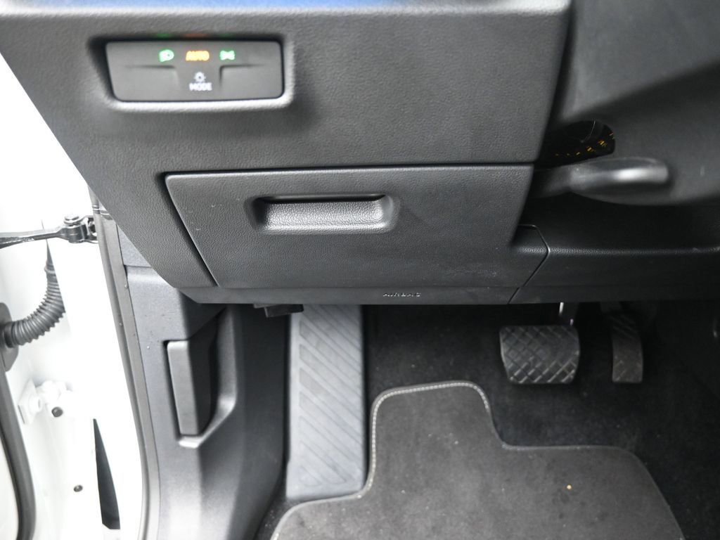 Used 2025 Volkswagen Tiguan SE image 16