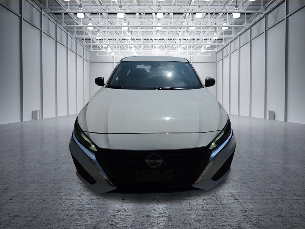 Used 2025 Nissan Altima 2.5 SV FWD image 2