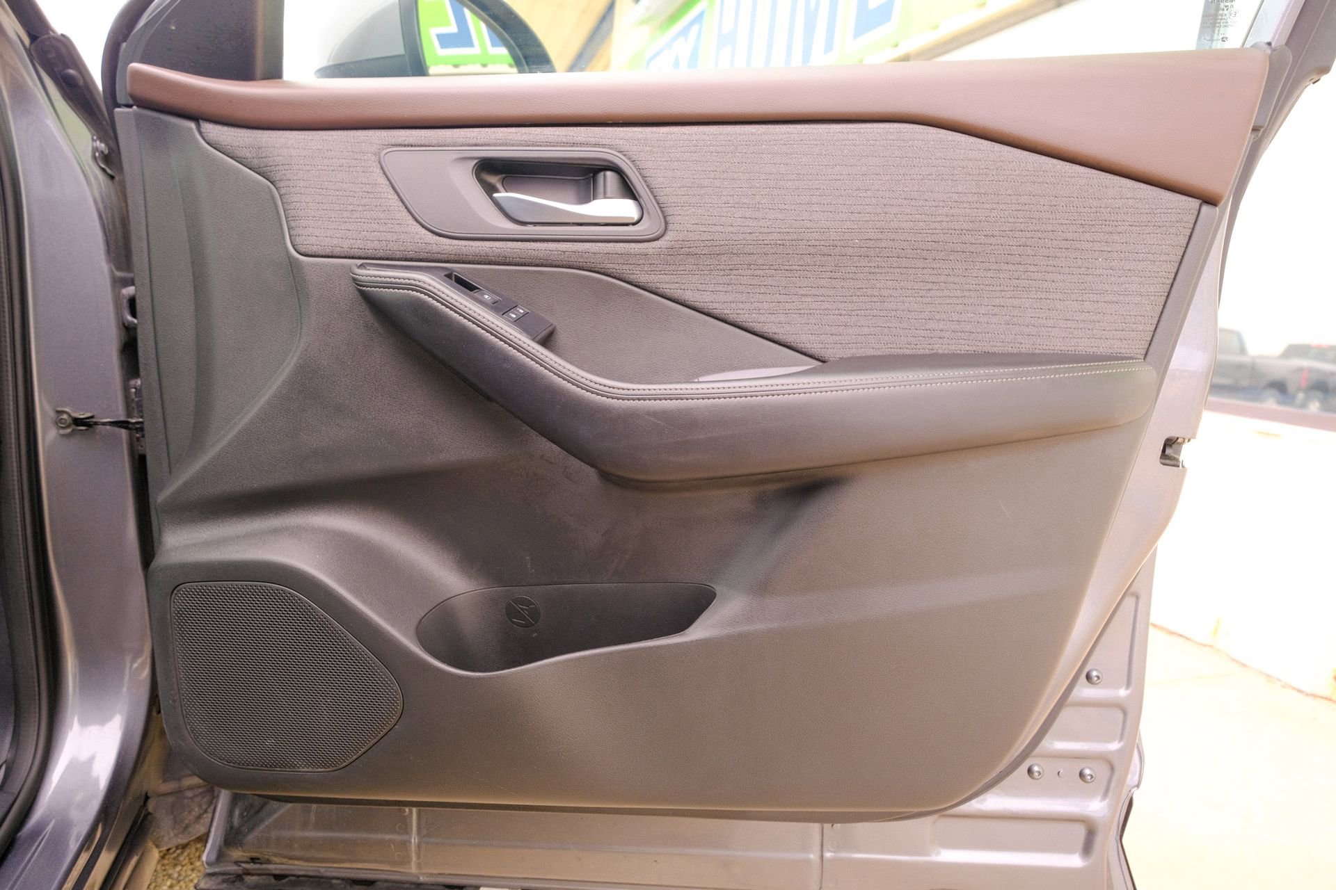 Used 2023 Nissan Rogue SV image 17