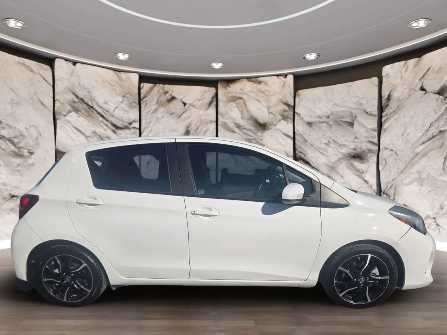 Used 2016 Toyota Yaris SE image 4