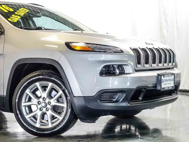 Used 2016 Jeep Cherokee Sport w/ Cold Weather Group FWD image 3