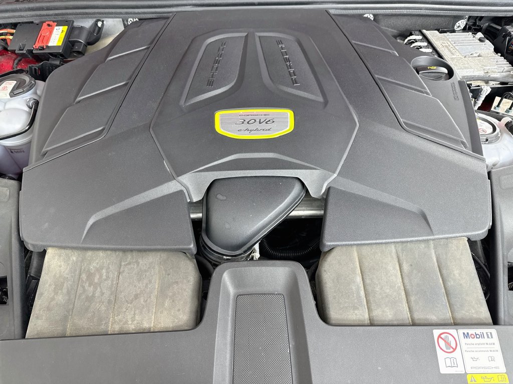 Certified 2023 Porsche Cayenne Coupe AWD/4WD image 32