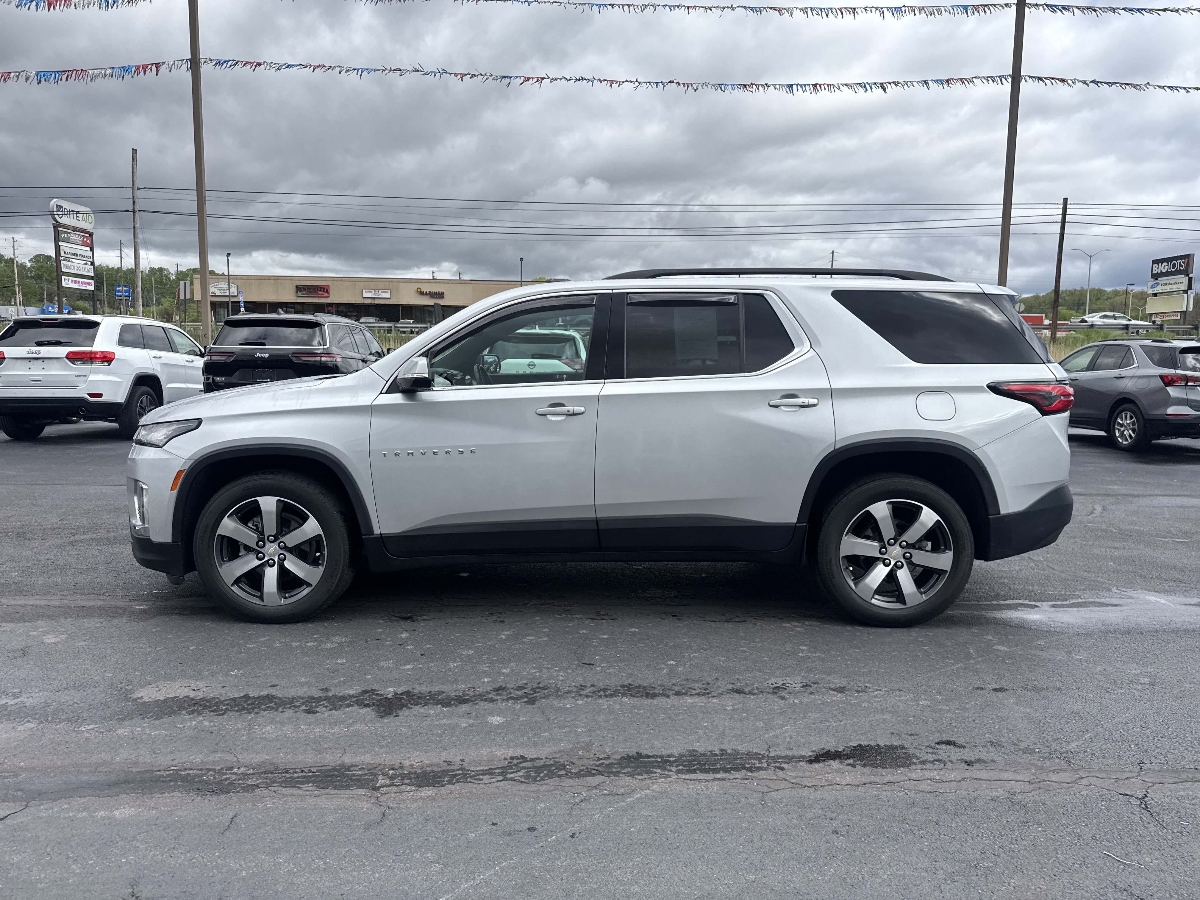 Used 2022 Chevrolet Traverse LT w/ LT Premium Package AWD/4WD image 7