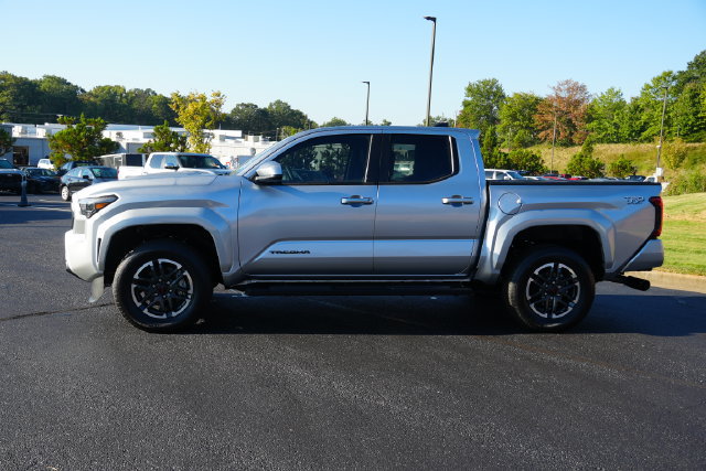 Used 2025 Toyota Tacoma TRD Sport AWD/4WD image 4