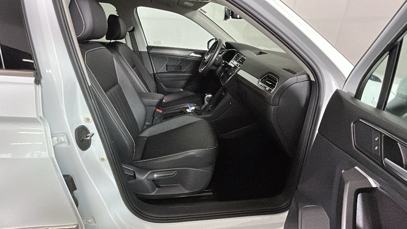 Used 2022 Volkswagen Tiguan SE AWD/4WD image 31