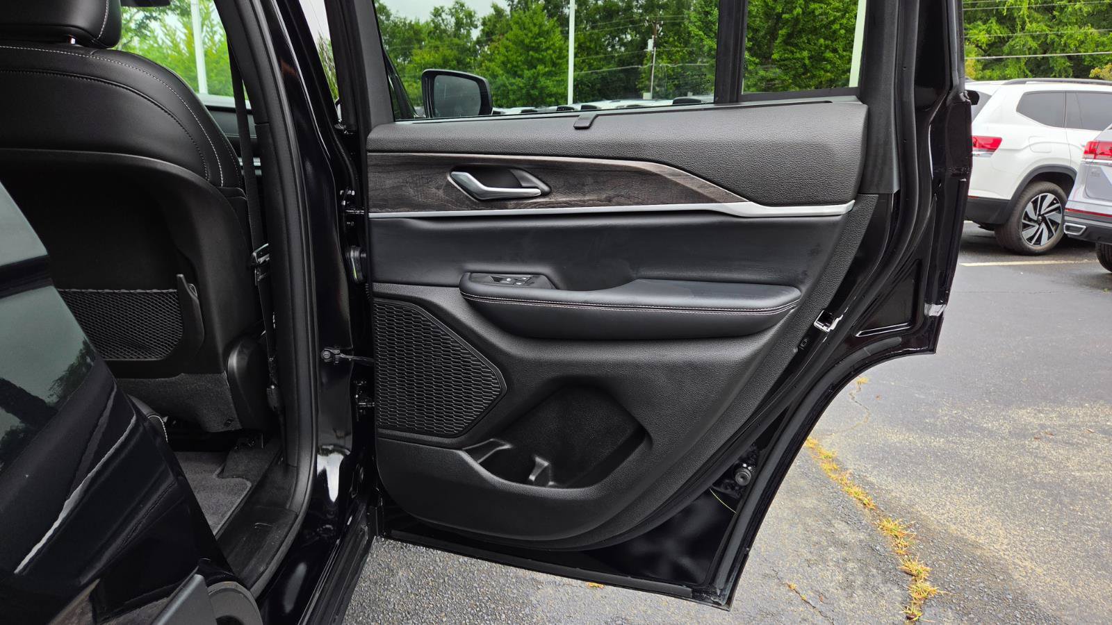 Used 2025 Jeep Grand Cherokee Limited w/ Luxury Tech Group II RWD image 57