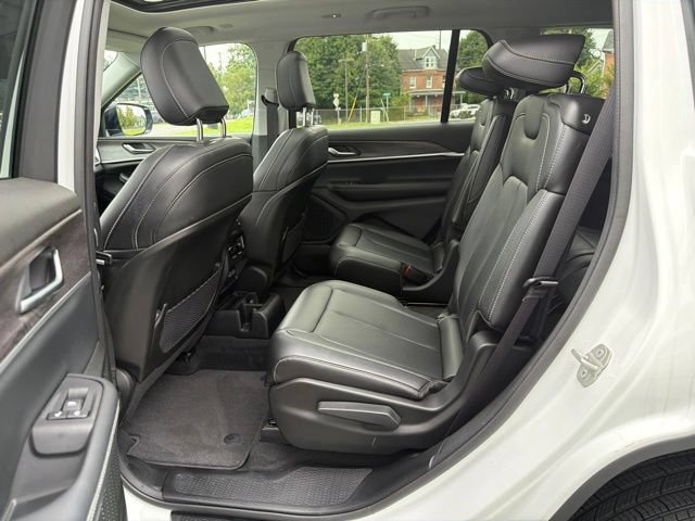 Used 2023 Jeep Grand Cherokee L Limited AWD/4WD image 16