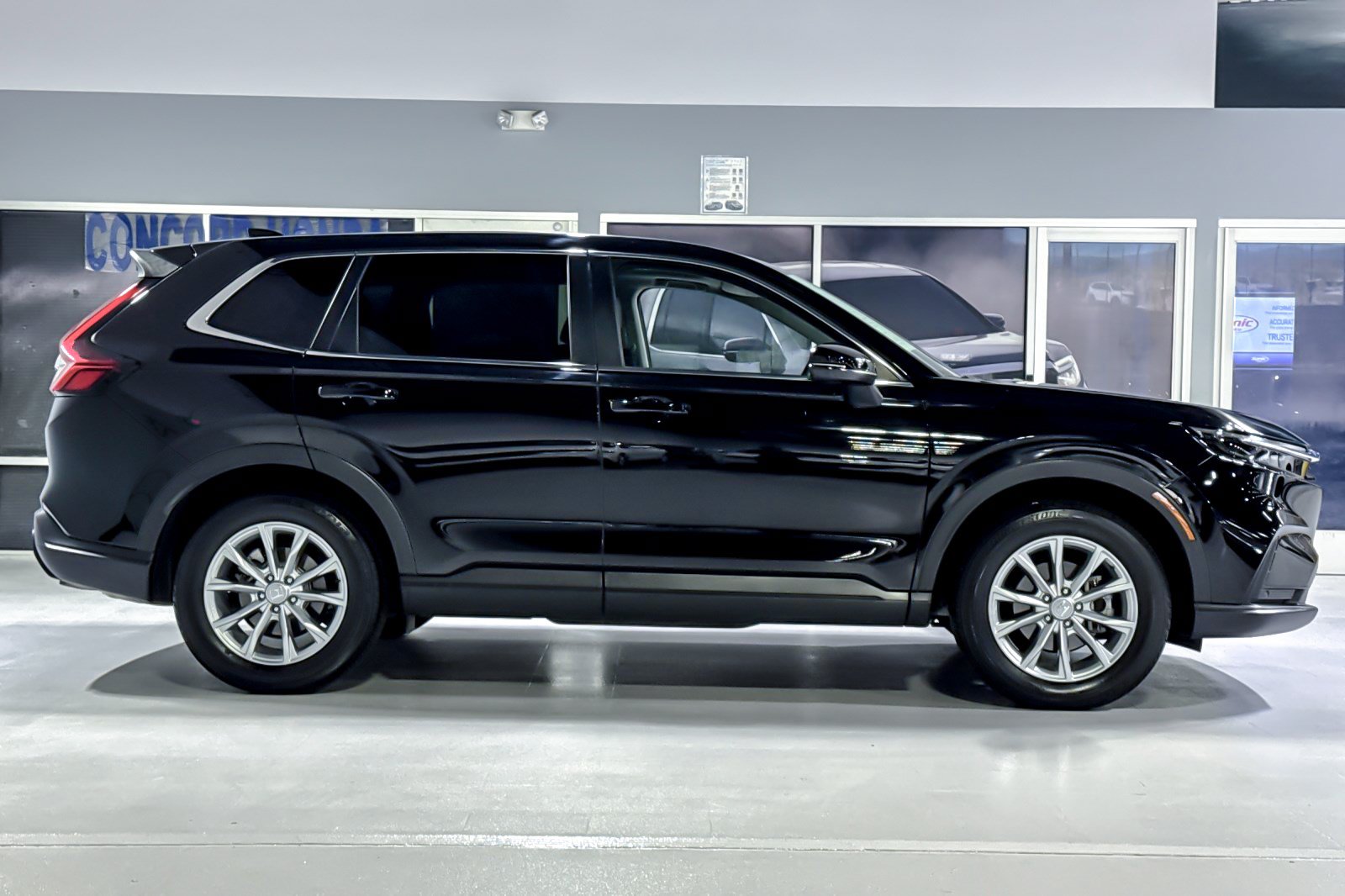 Used 2025 Honda CR-V EX-L image 8