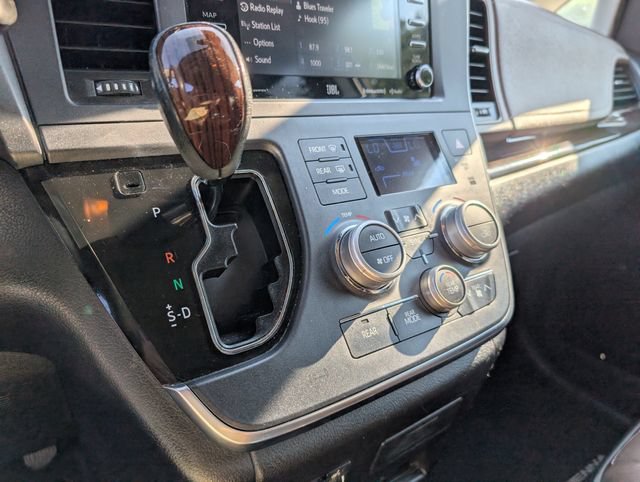 Used 2018 Toyota Sienna Limited Premium FWD image 19