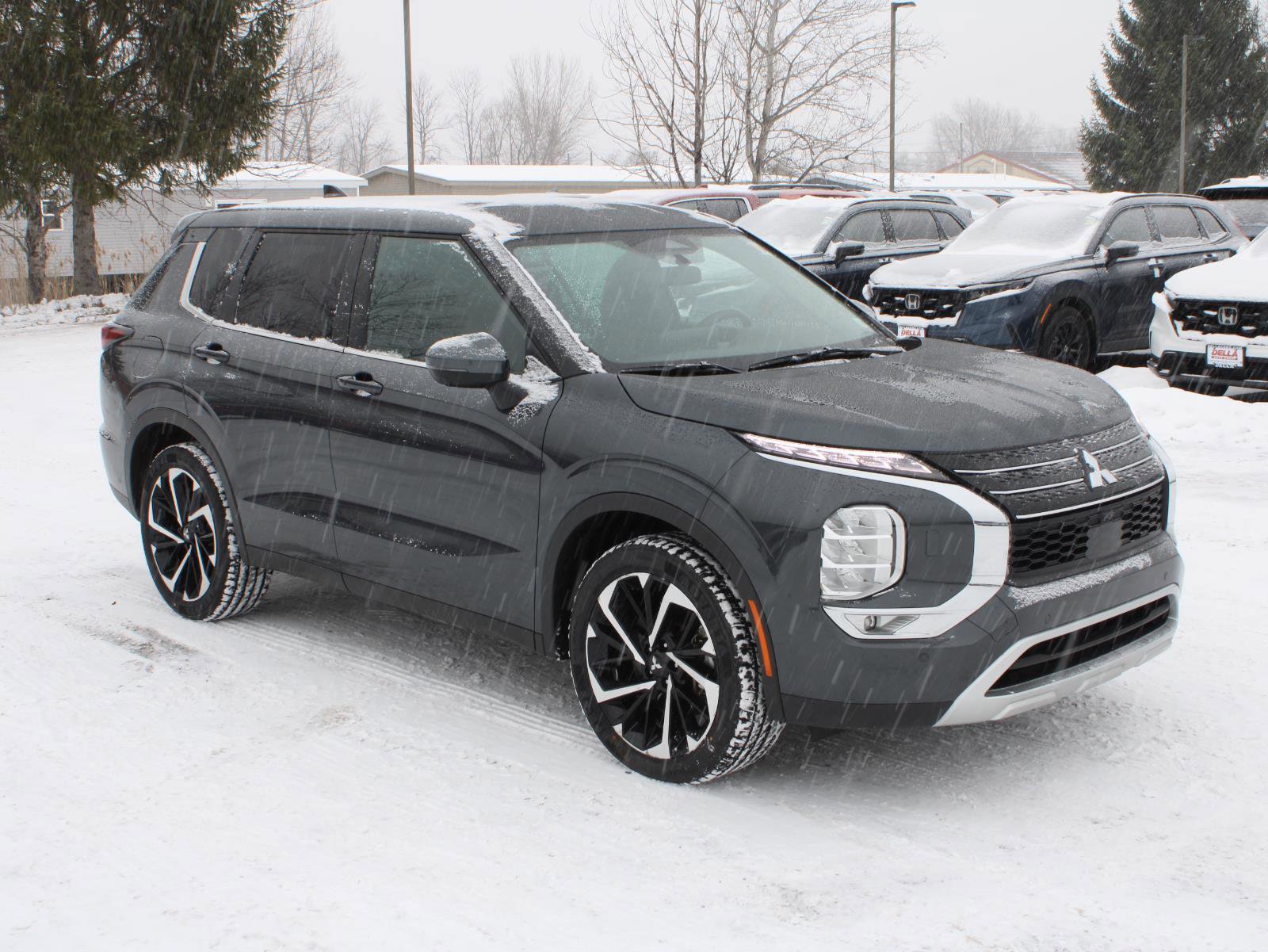 Used 2024 Mitsubishi Outlander SE Black Edition image 3