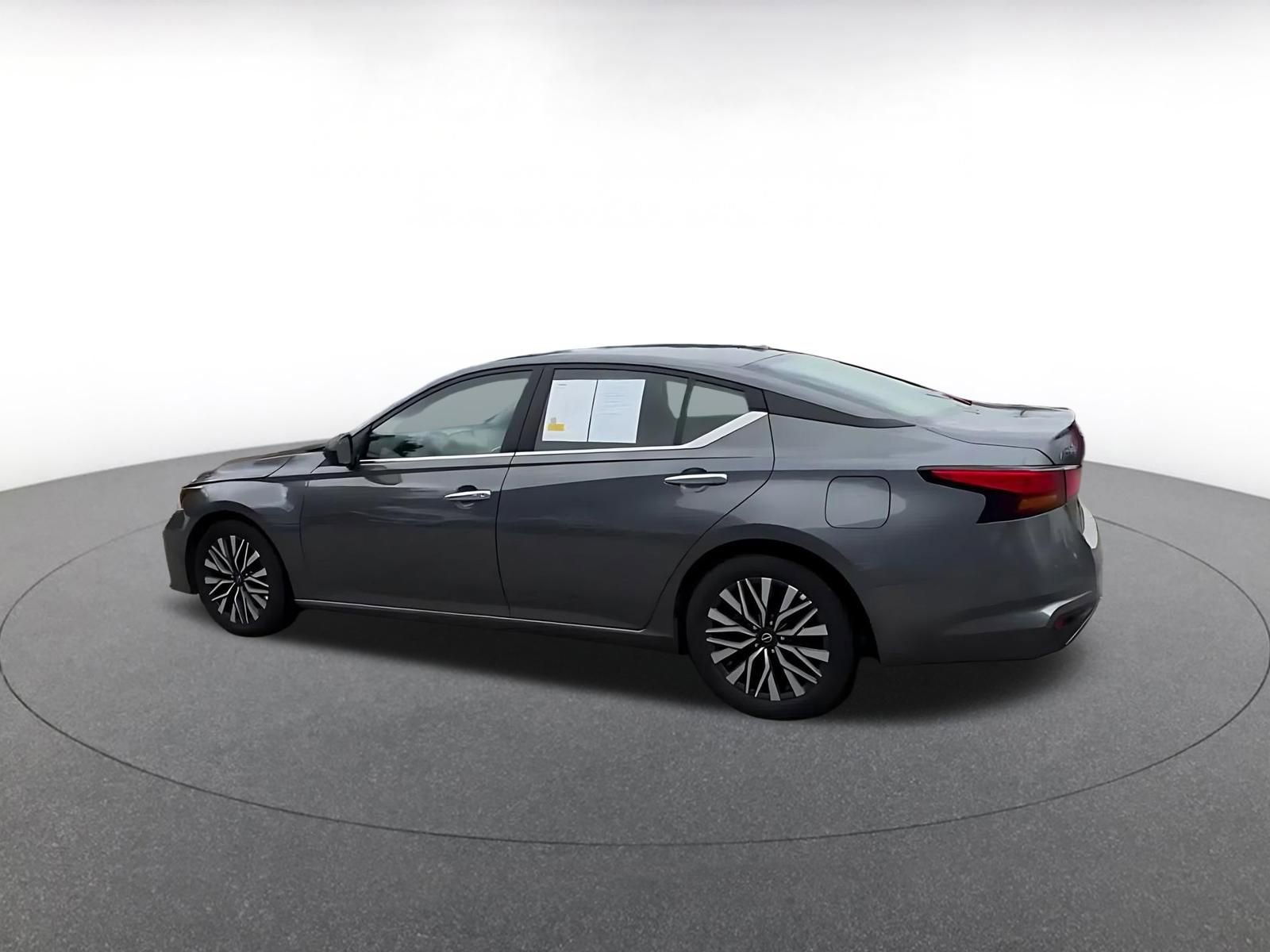 Used 2025 Nissan Altima 2.5 SV FWD image 10