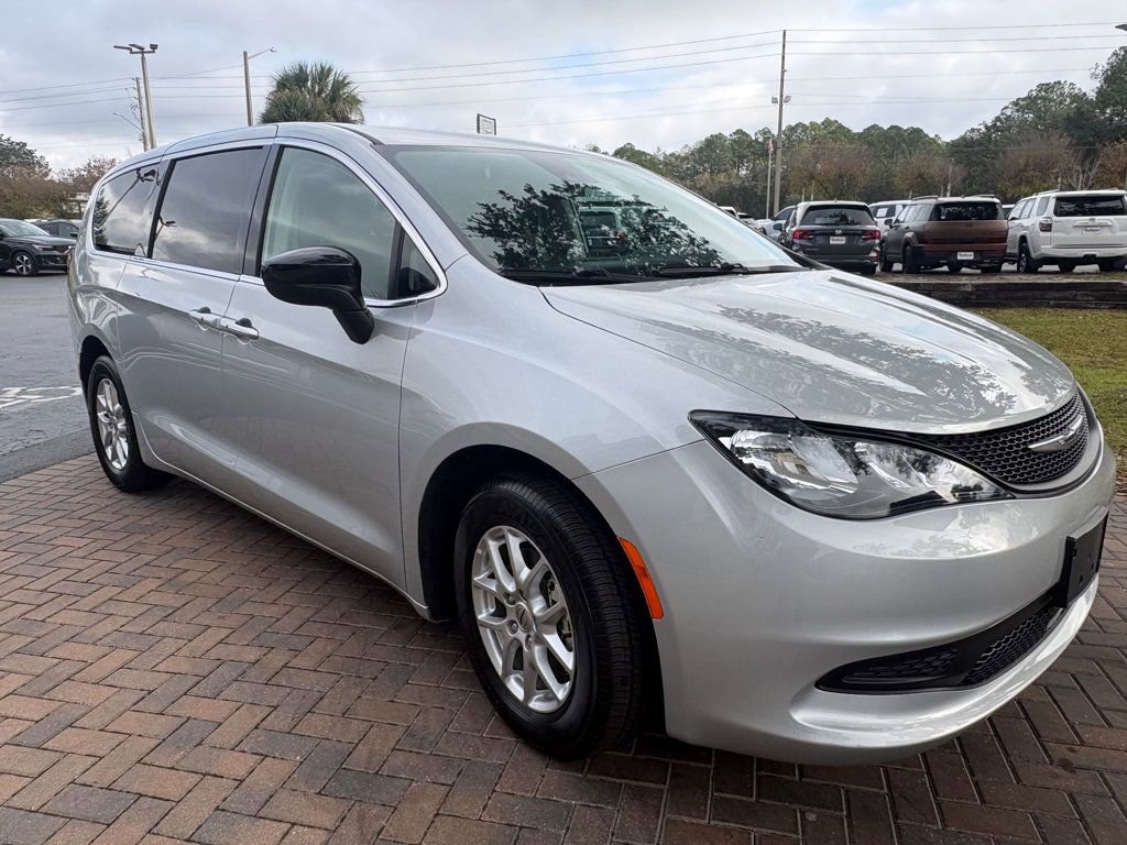 Used 2024 Chrysler Voyager LX image 7