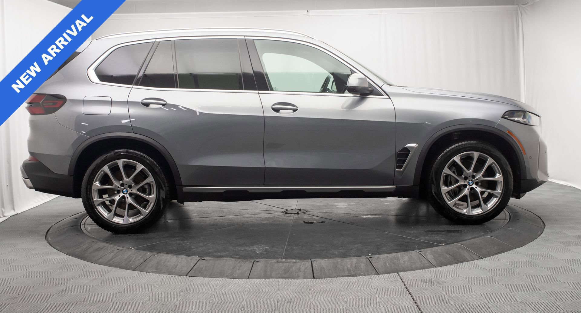 Used 2024 BMW X5 xDrive40i w/ Parking Assistance Package AWD/4WD image 2