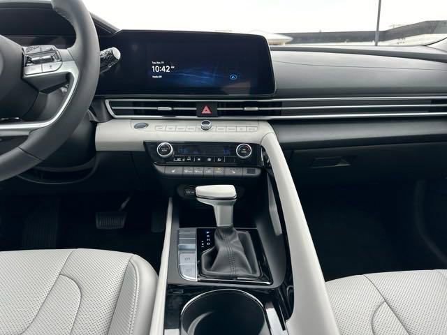 New 2025 Hyundai Elantra Limited image 14