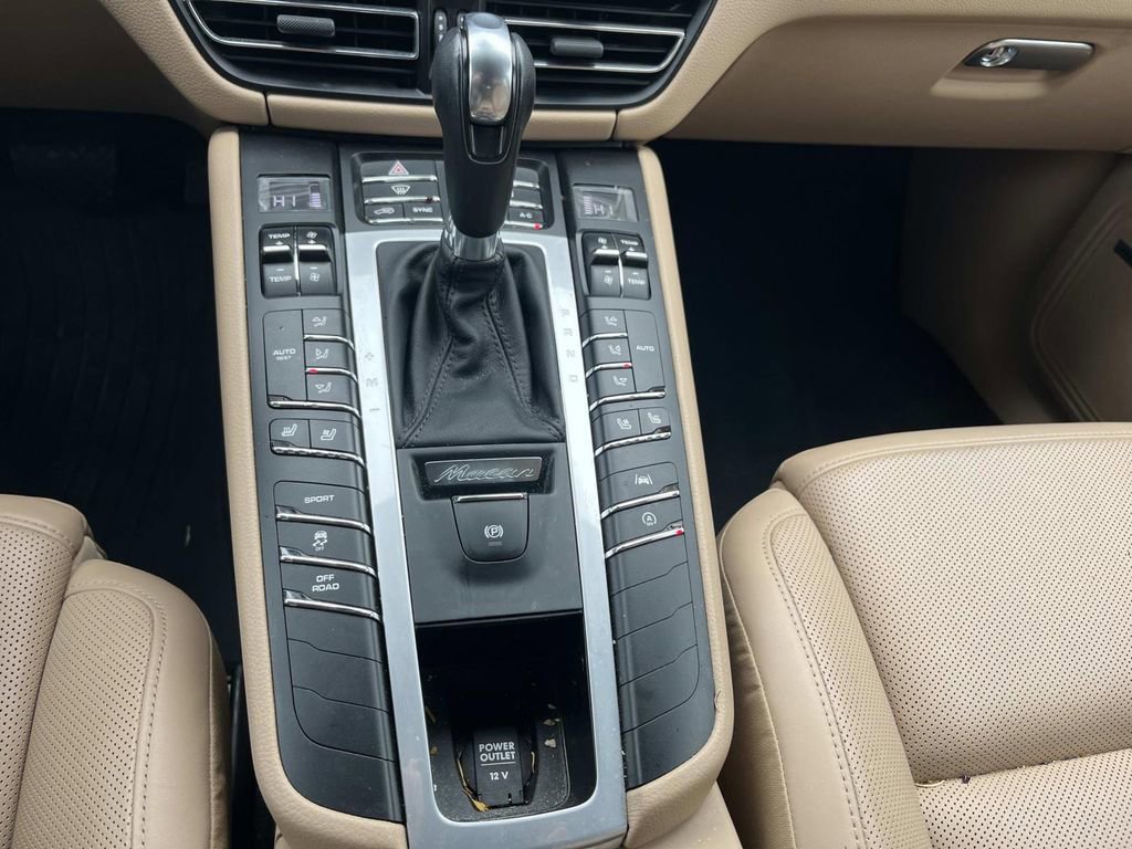 Used 2020 Porsche Macan Base image 24
