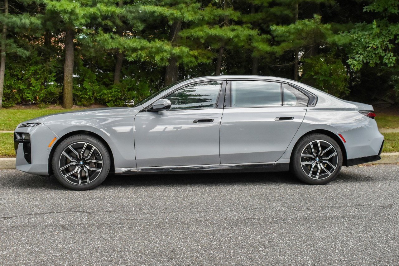 Used 2026 BMW 740i xDrive AWD/4WD image 3