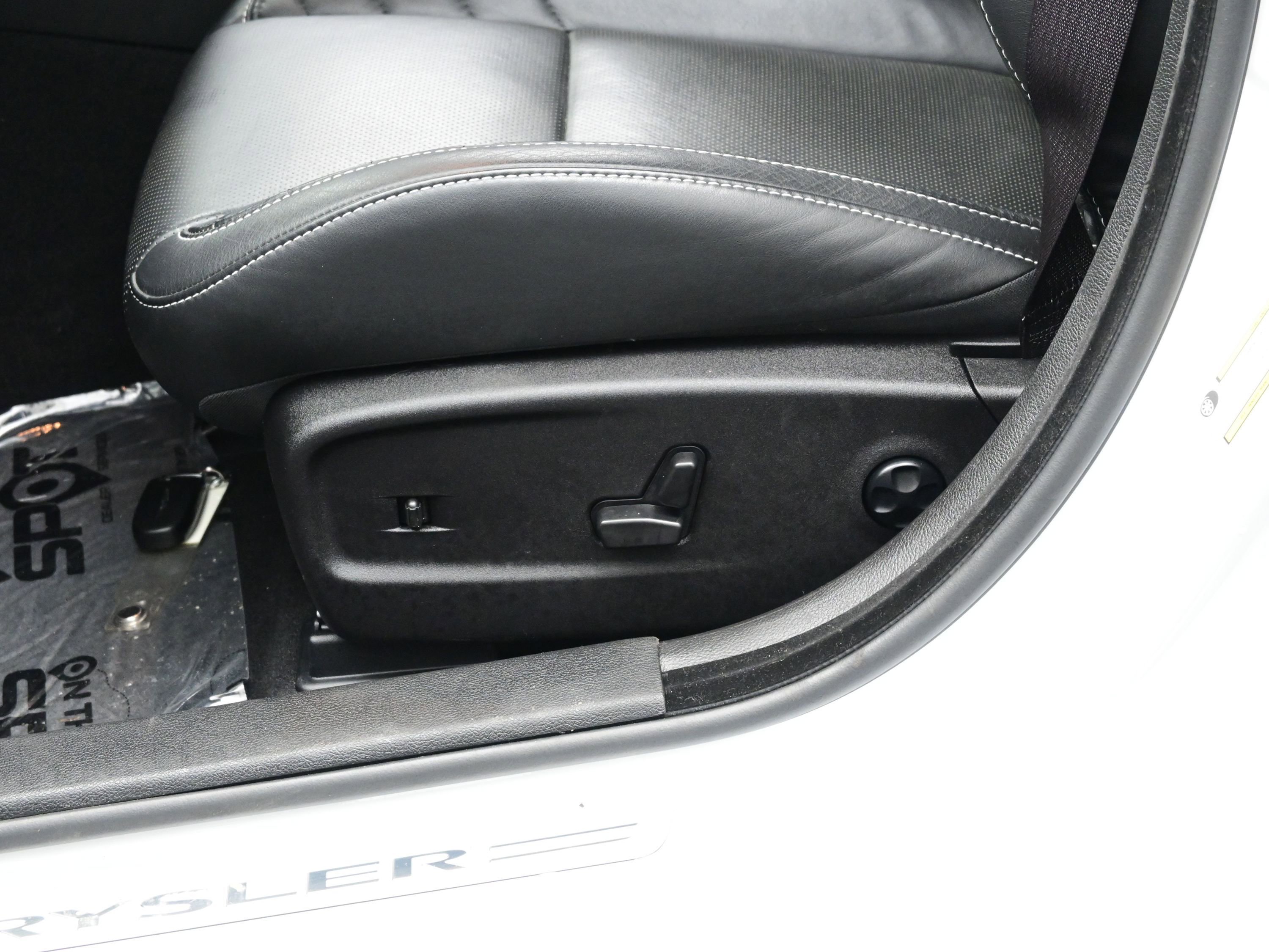 Used 2023 Chrysler 300 C image 11