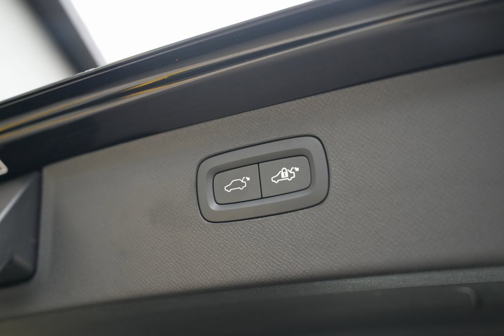 Used 2024 Volvo XC90 B6 Plus w/ Protection Package image 40