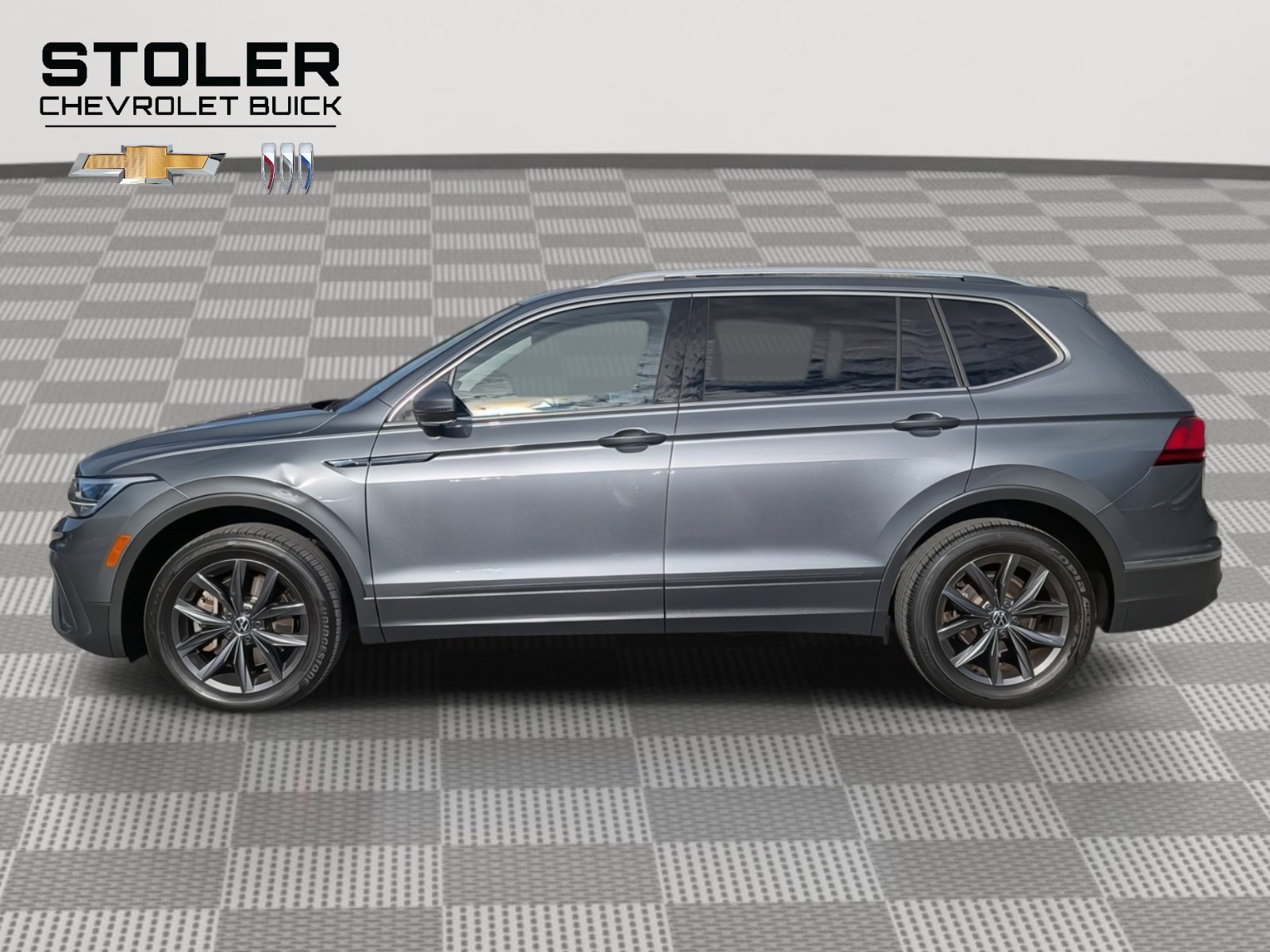 Used 2023 Volkswagen Tiguan SE w/ Panoramic Sunroof Package image 2