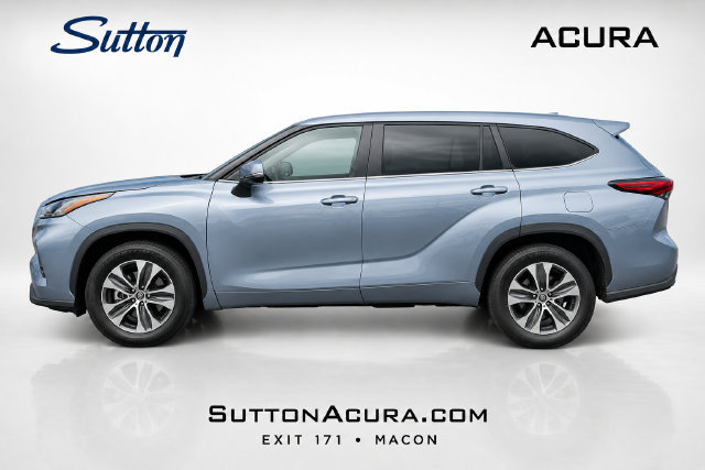 Used 2023 Toyota Highlander XLE FWD image 2