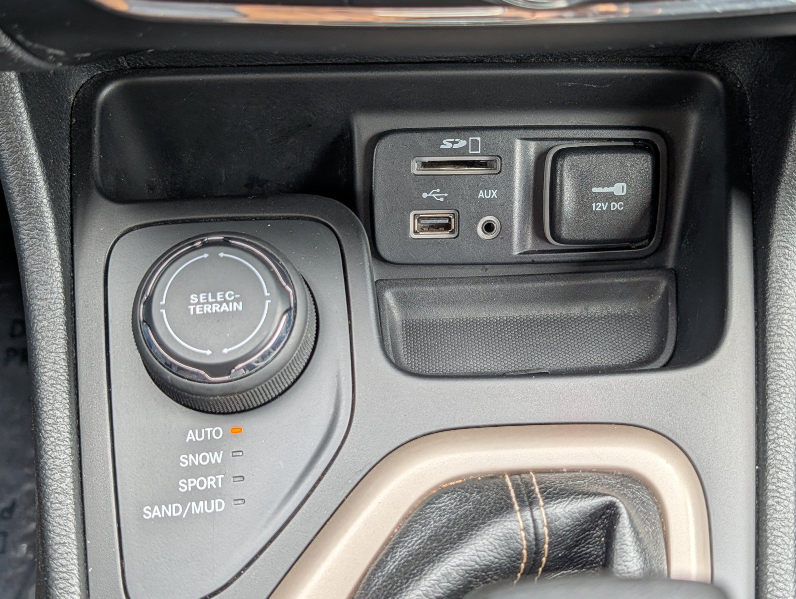 Used 2017 Jeep Cherokee Latitude w/ Cold Weather Group AWD/4WD image 26