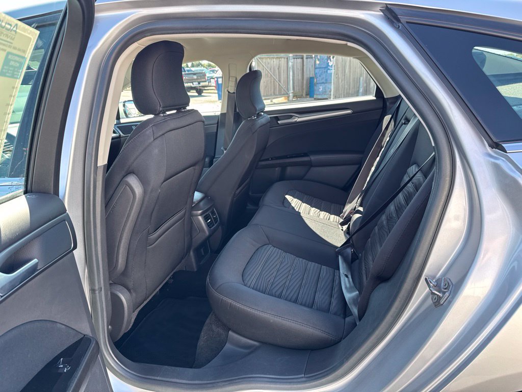 Used 2016 Ford Fusion SE FWD image 32