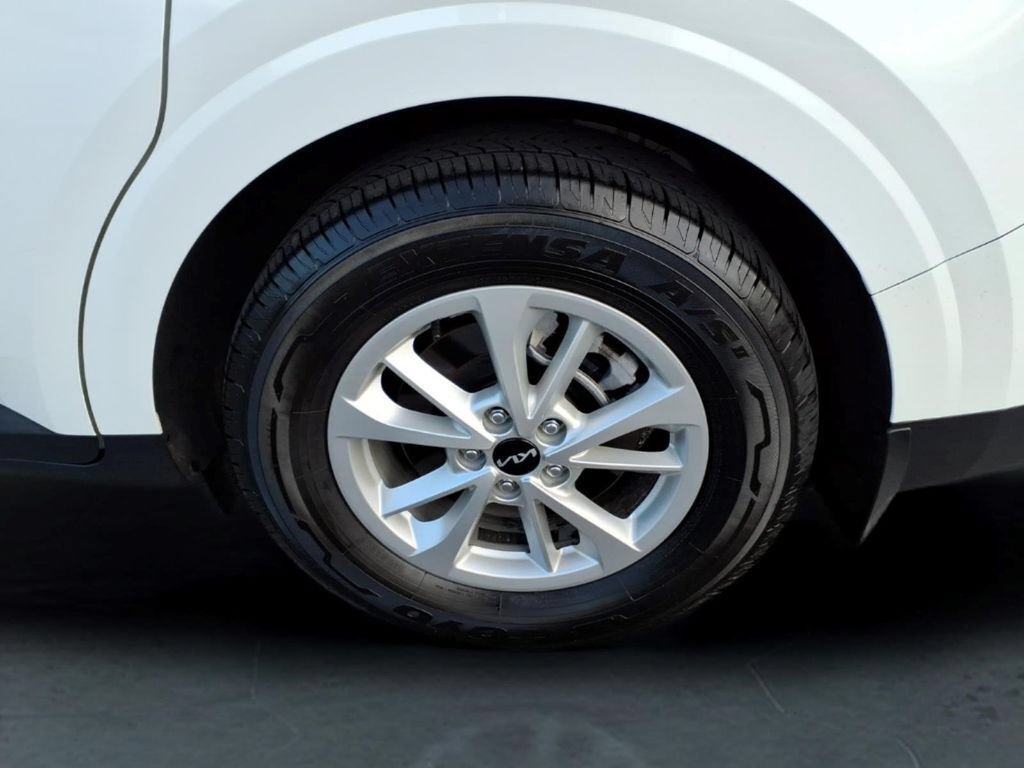 Used 2024 Kia Carnival LX FWD image 14