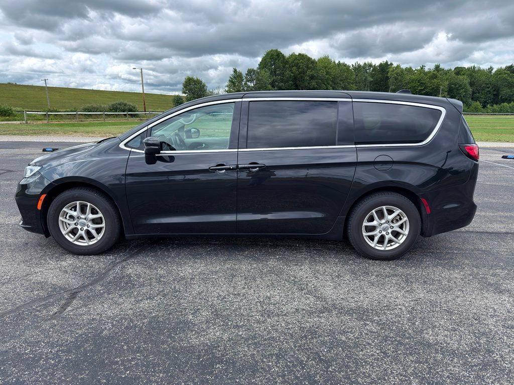 Used 2023 Chrysler Pacifica Touring-L FWD image 19