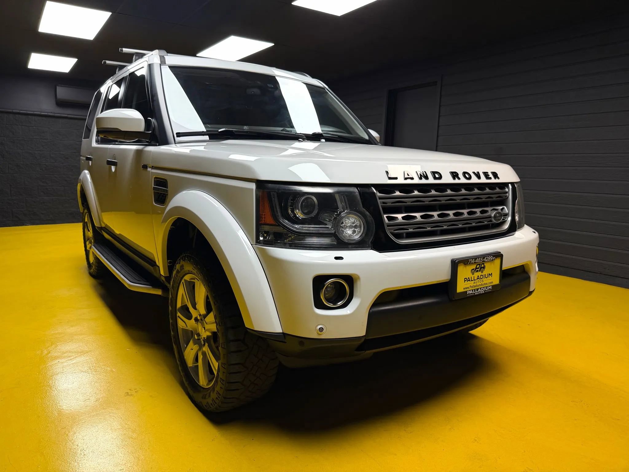 Used 2015 Land Rover LR4 HSE image 3