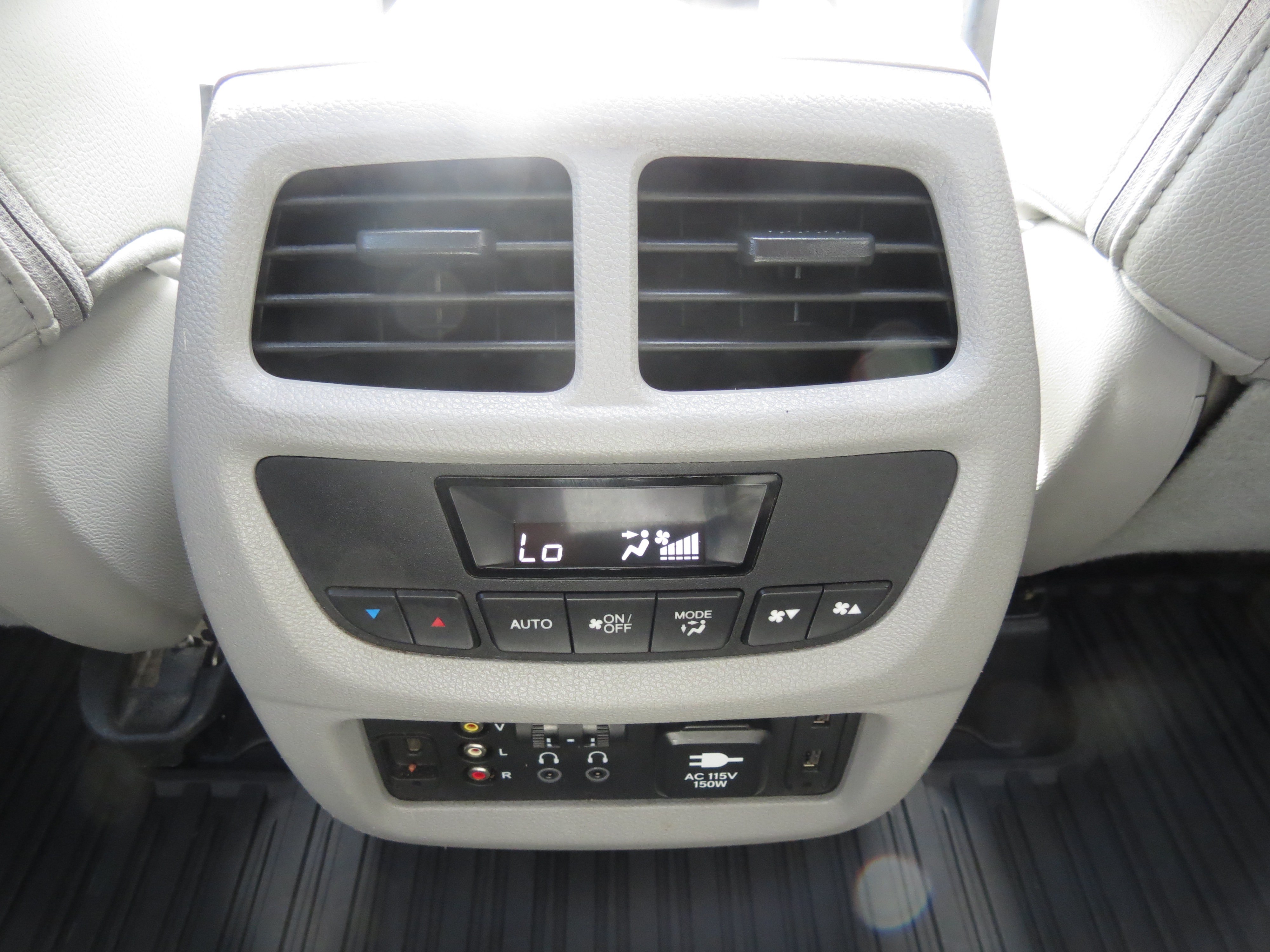 Used 2016 Honda Pilot Touring image 32
