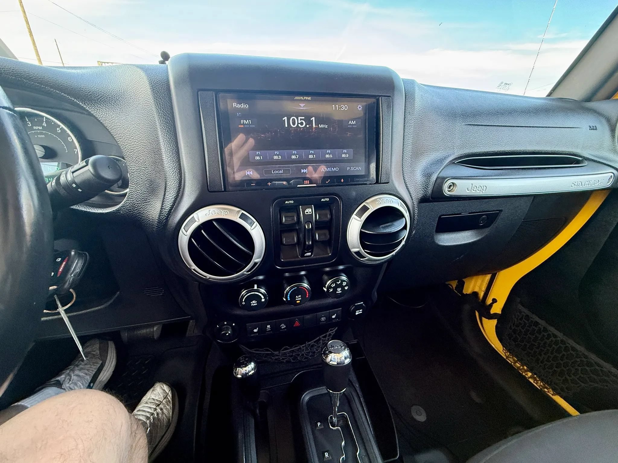 Used 2015 Jeep Wrangler Unlimited Sahara w/ Connectivity Group AWD/4WD image 12