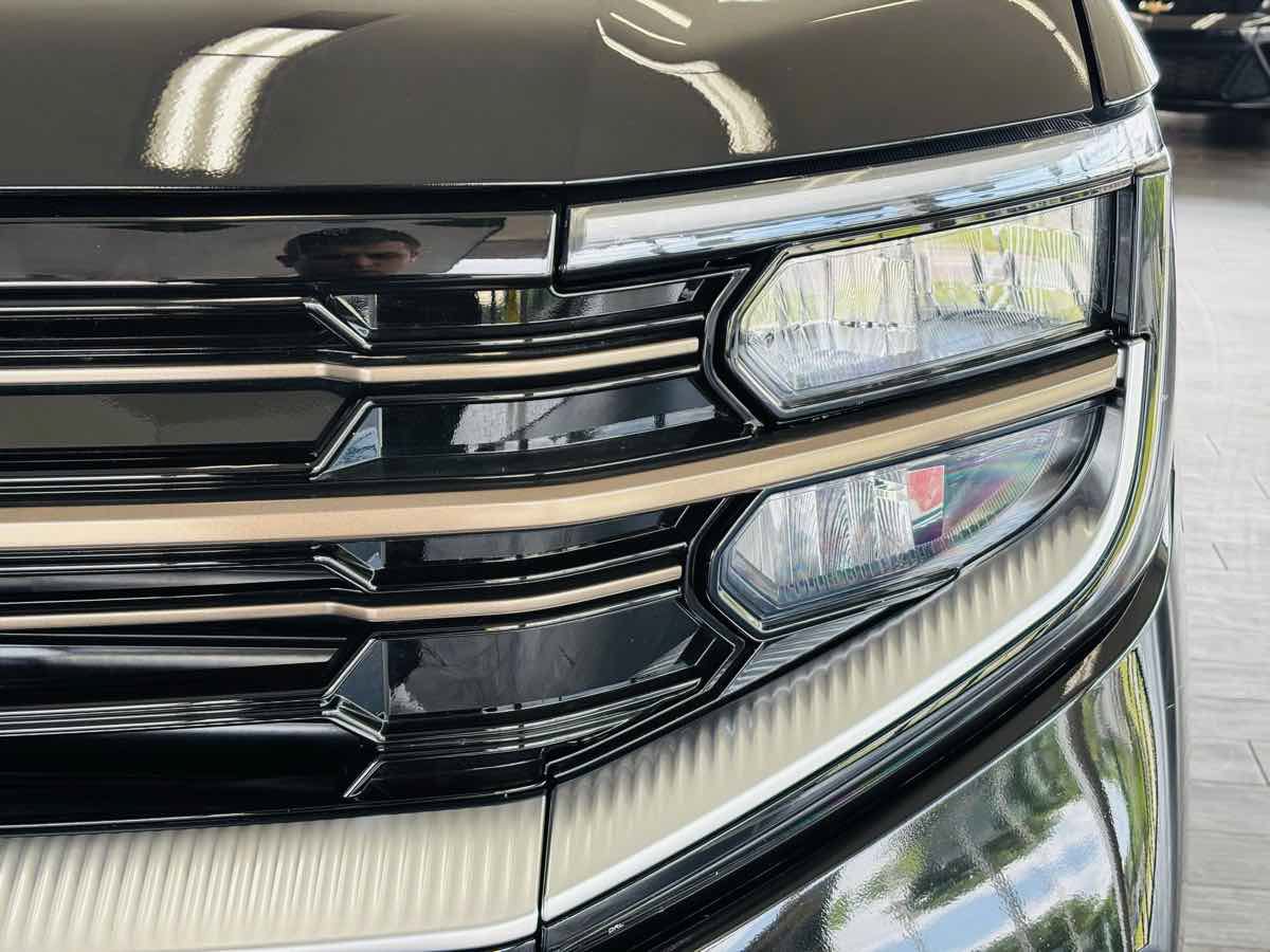 Used 2025 Ford Expedition Platinum w/ Driver's Package AWD/4WD image 18