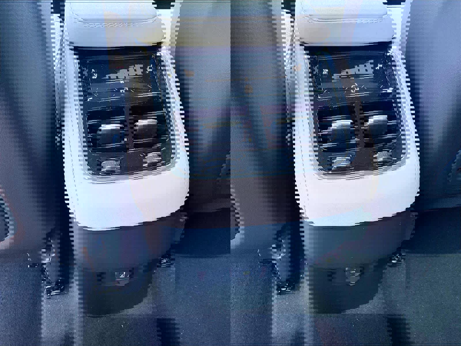 New 2026 Volvo XC90 B6 Plus w/ Protection Package Premier image 16