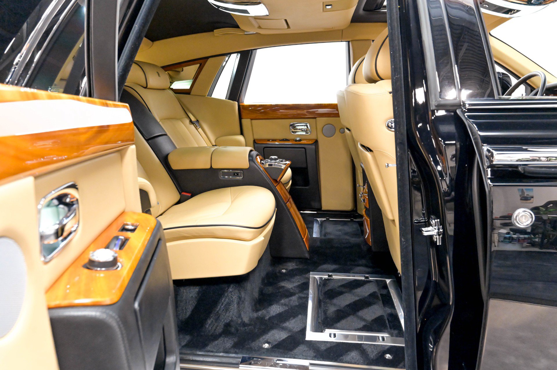 Used 2013 Rolls-Royce Phantom Sedan RWD image 32