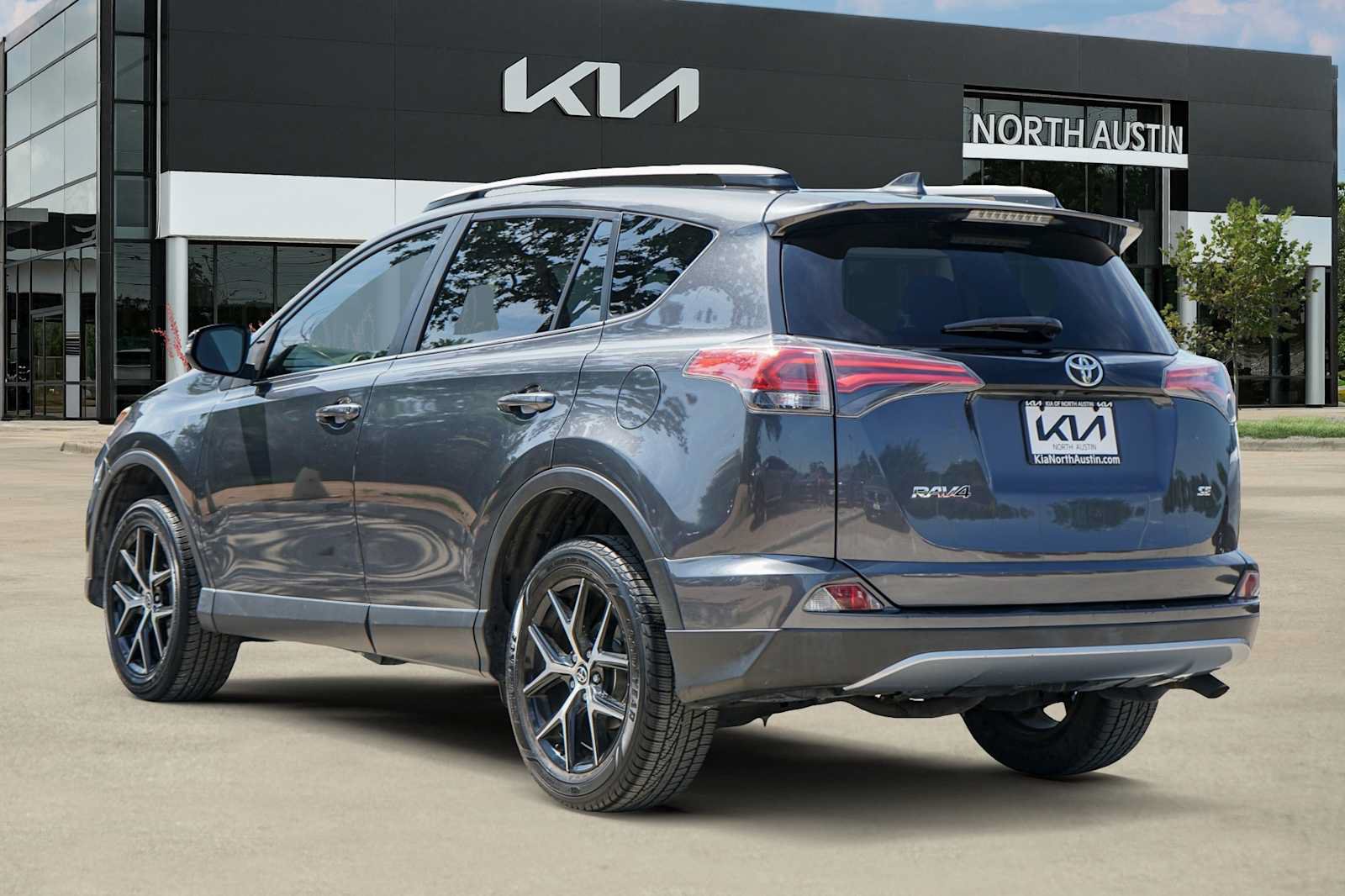 Used 2017 Toyota RAV4 SE w/ Power Special Value Package FWD image 4