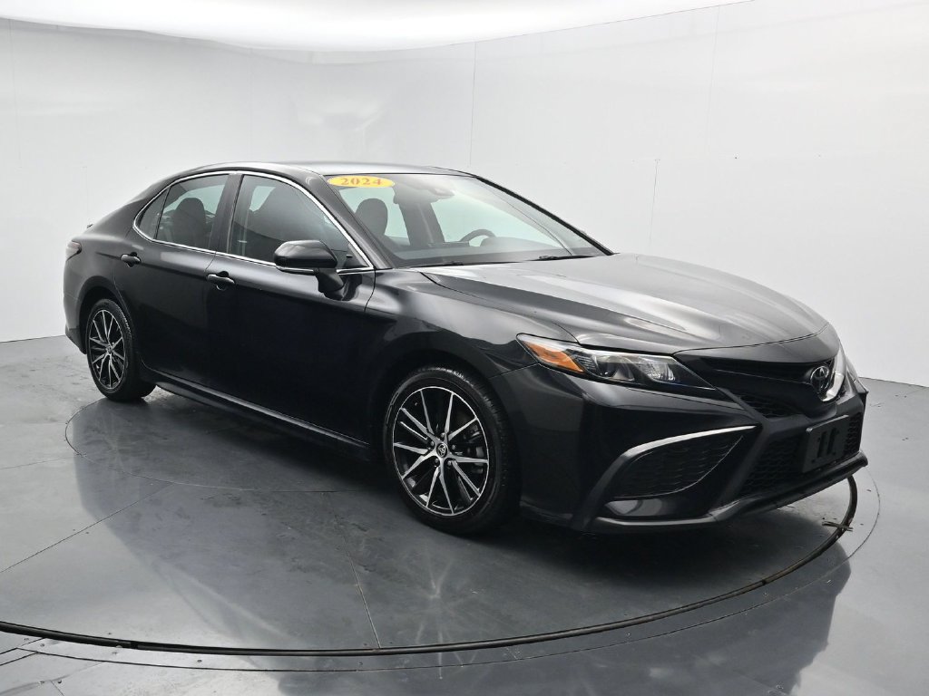 Used 2024 Toyota Camry SE FWD image 2