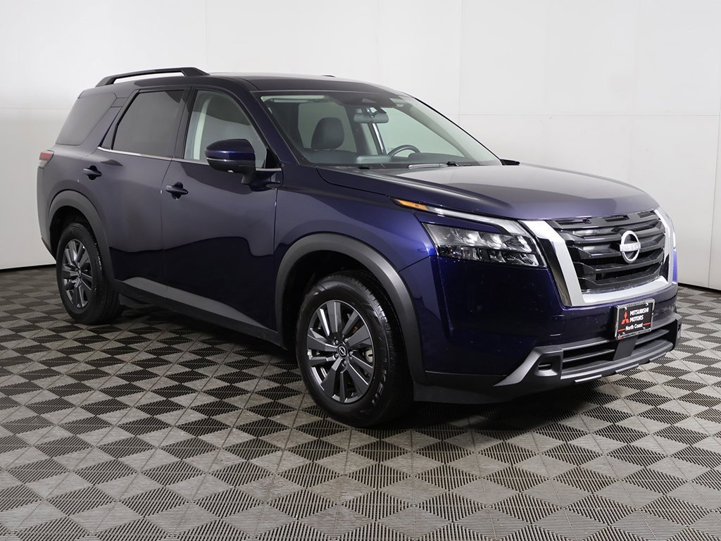 Used 2024 Nissan Pathfinder SV image 2