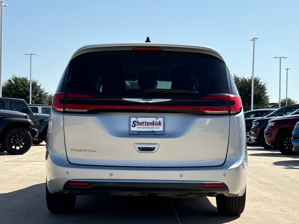 Used 2023 Chrysler Pacifica Touring-L FWD image 7