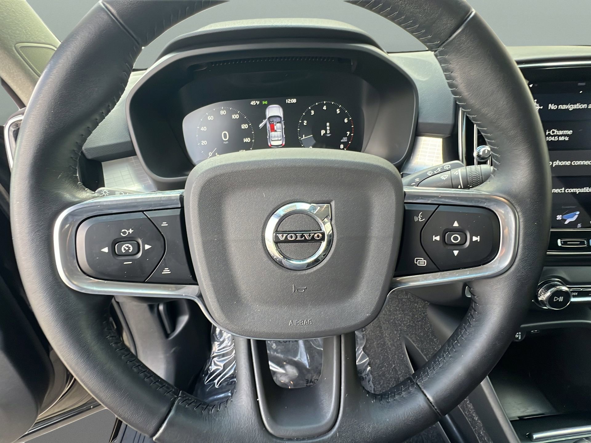 Used 2020 Volvo XC40 T4 Momentum w/ Premium Package image 18