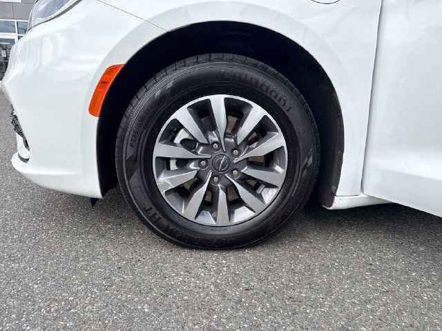 Used 2024 Chrysler Pacifica Limited FWD image 28