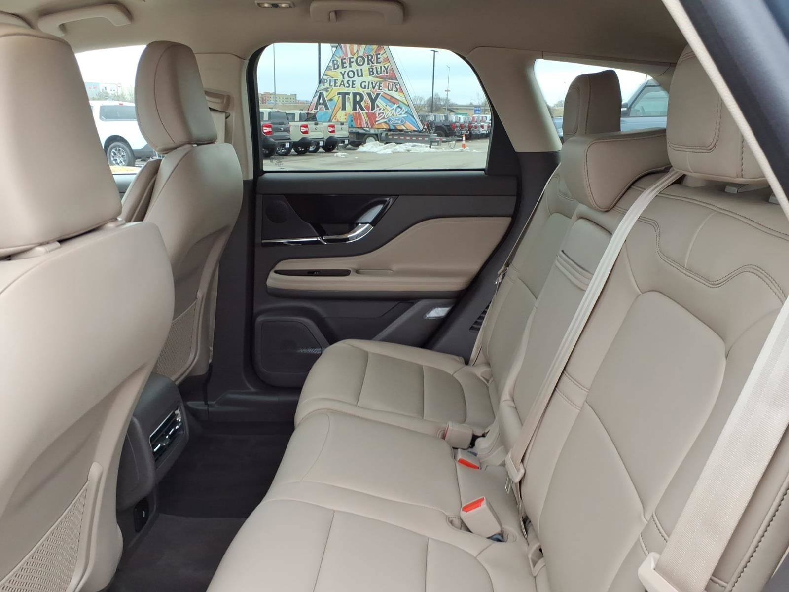 Used 2024 Lincoln Corsair Premiere image 12