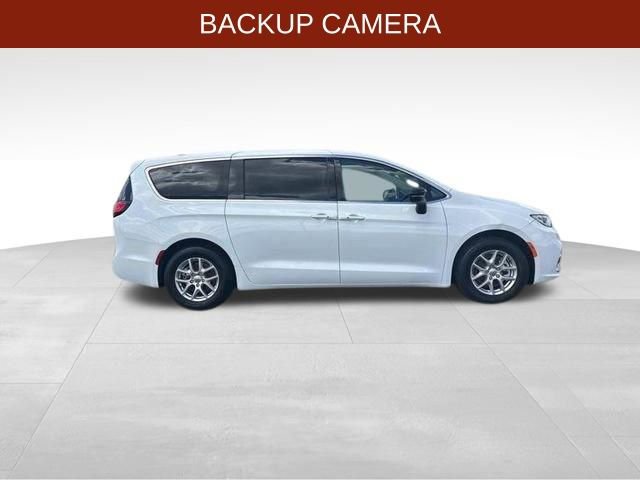 Used 2024 Chrysler Pacifica Touring-L FWD image 8