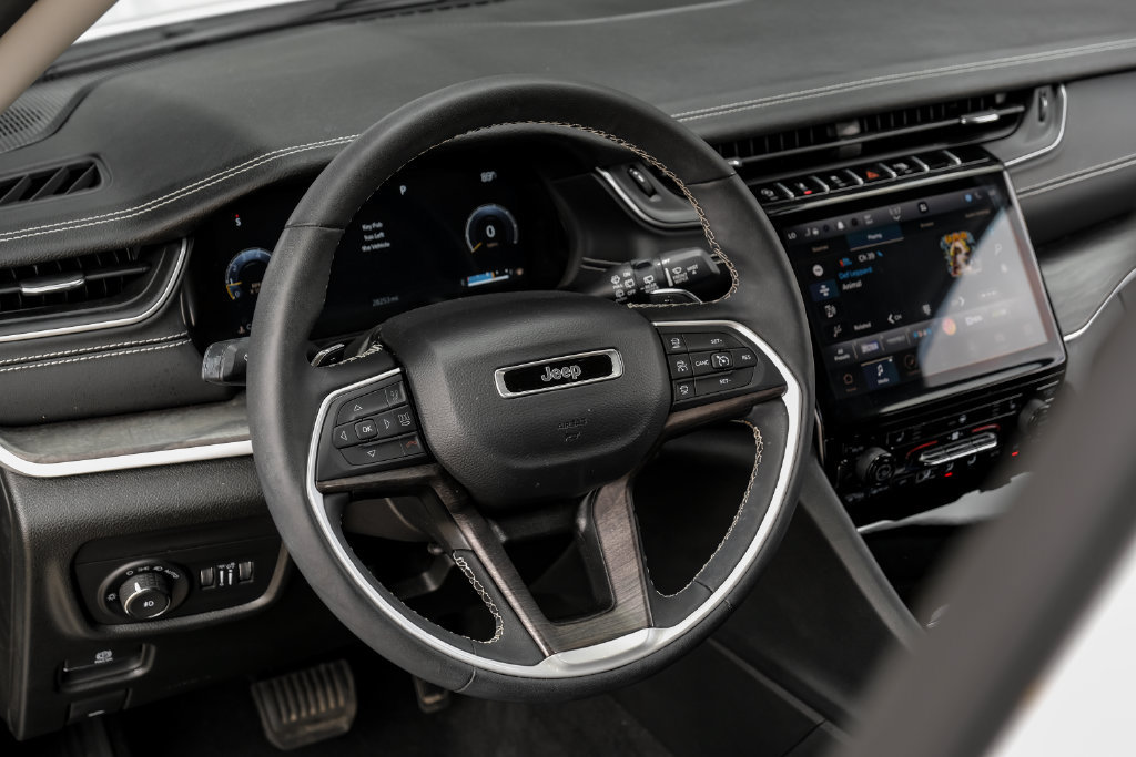 Used 2023 Jeep Grand Cherokee L Limited AWD/4WD image 4